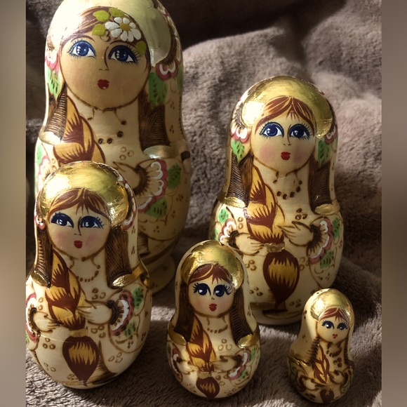 Beautiful set of Russian nesting dolls set of 5 - Picture 1 of 8